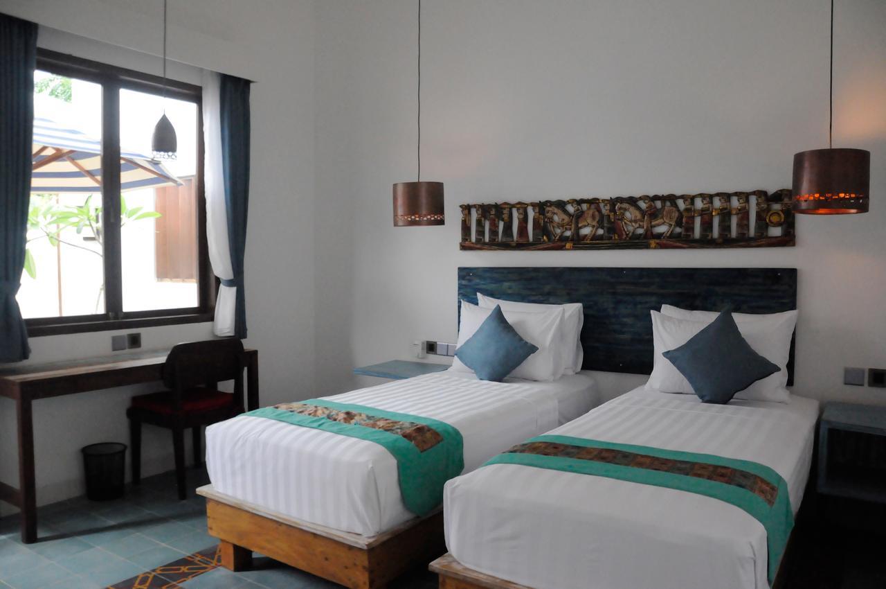 Quarto com 2 Camas de Solteiro e Vista do Jardim